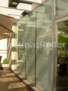 Foto con vista exterior de cortinas roller colocadas en un local comercial